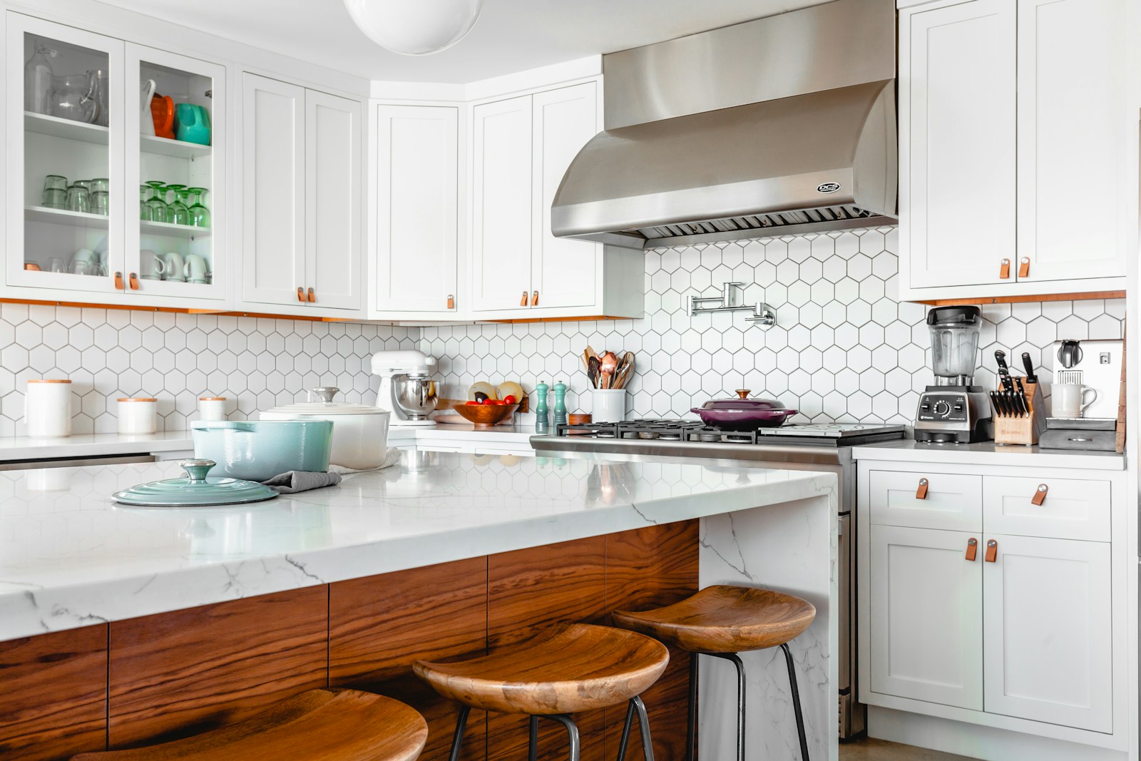 Cocina contemporánea con barra de madera y acabados claros