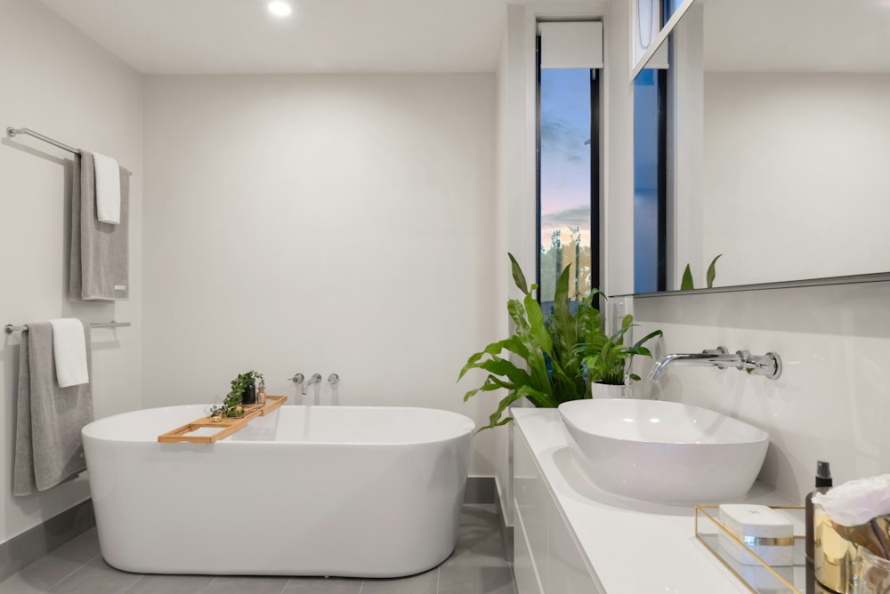 Baño contemporáneo con mueble de lavabo