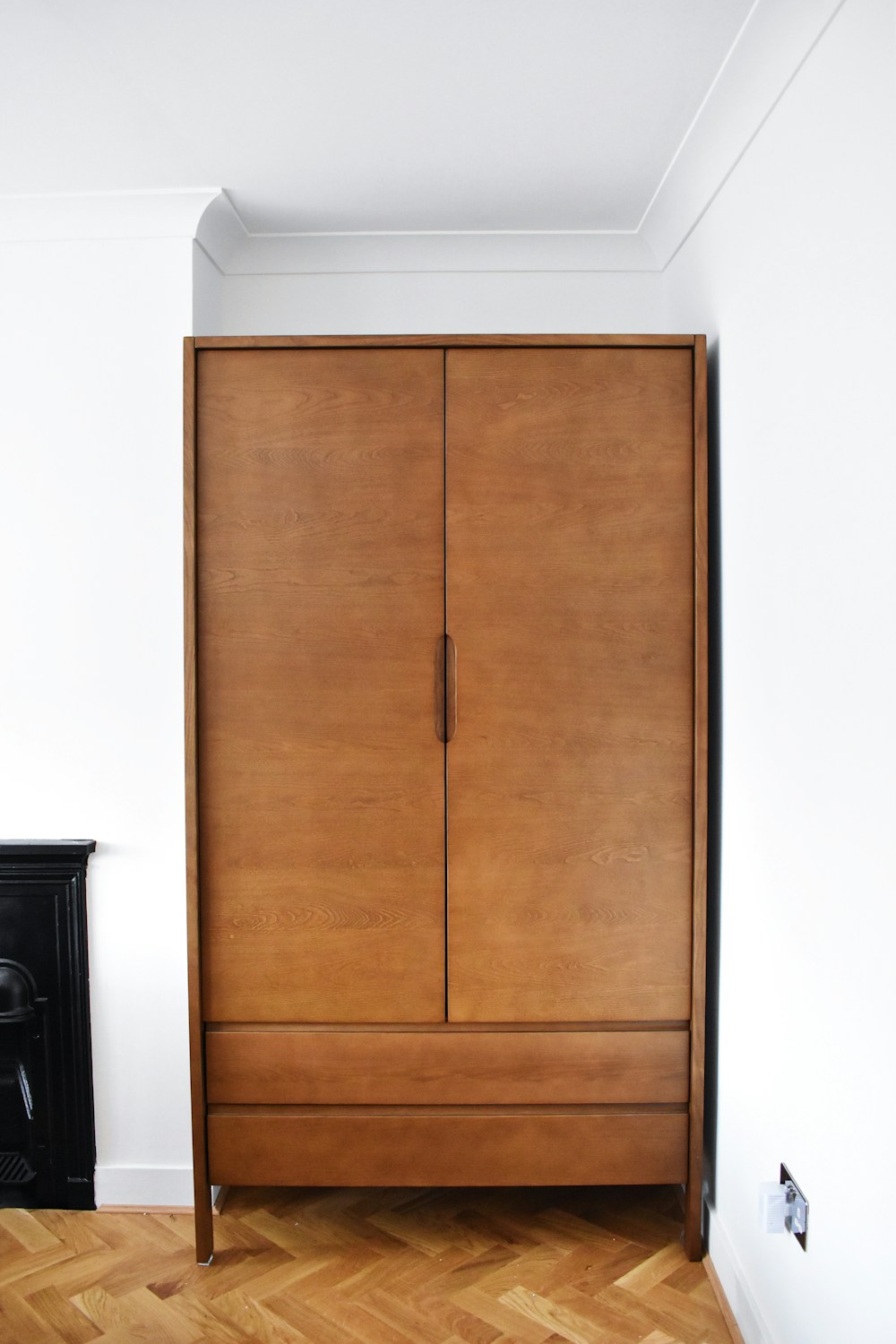 Clóset empotrado con puertas de madera