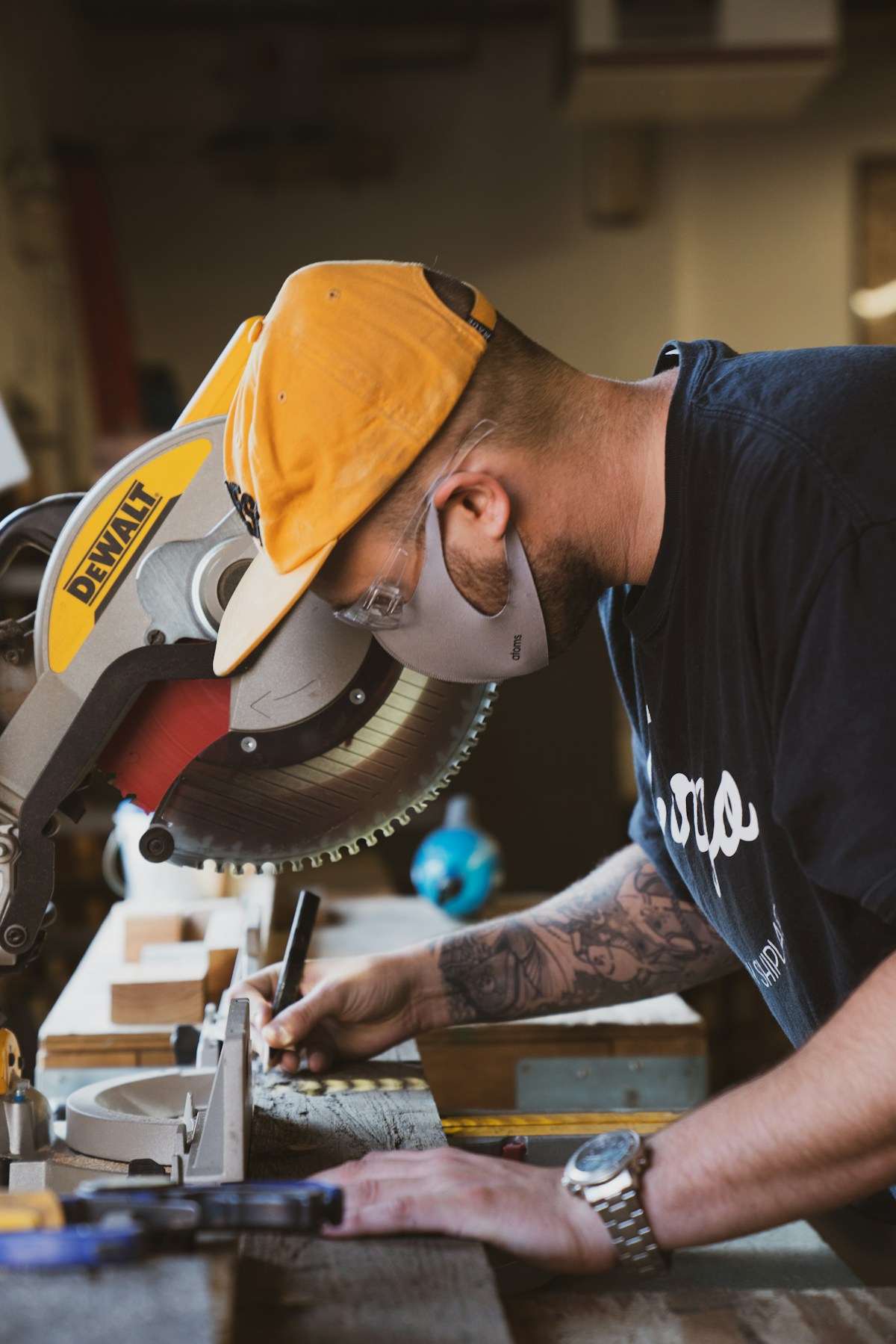 Herramientas y trabajo artesanal en un taller