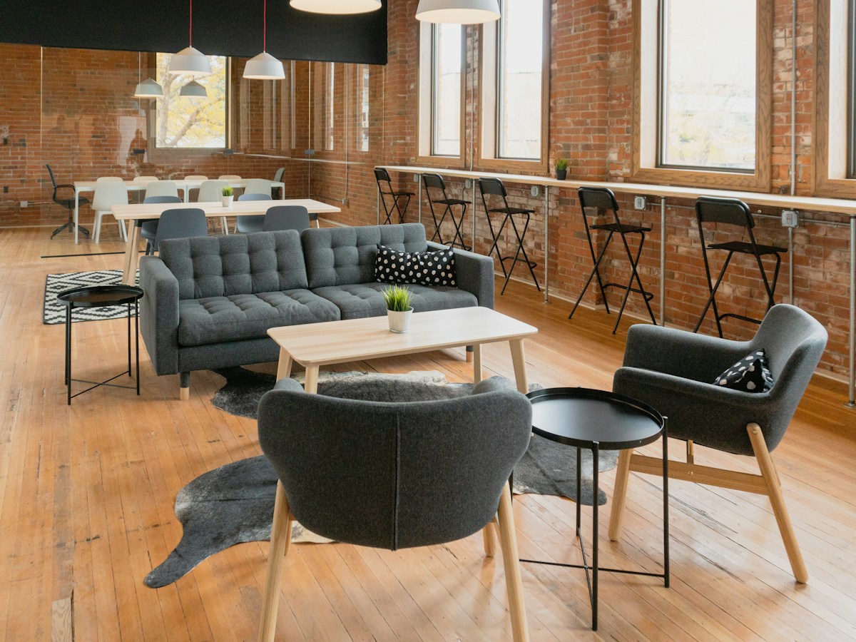 Mobiliario y detalles decorativos de madera en un interior